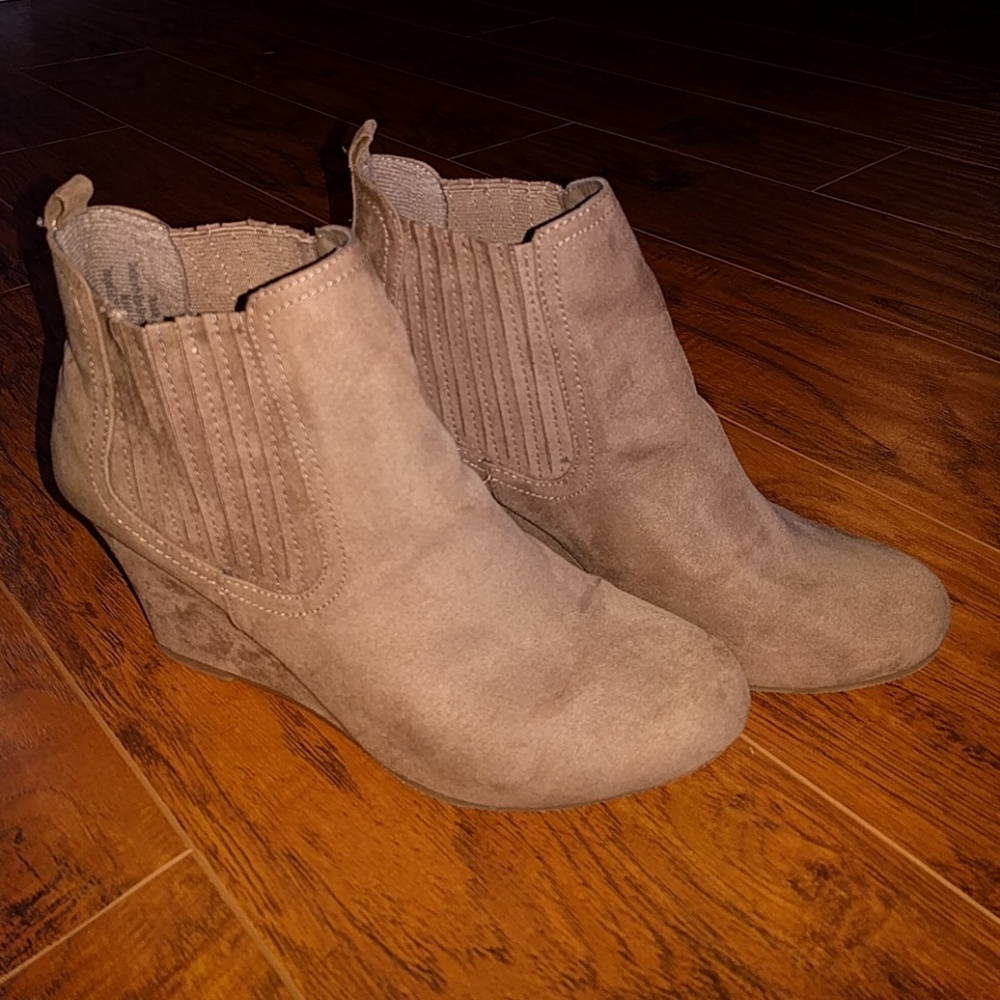 Wedged ankle boots